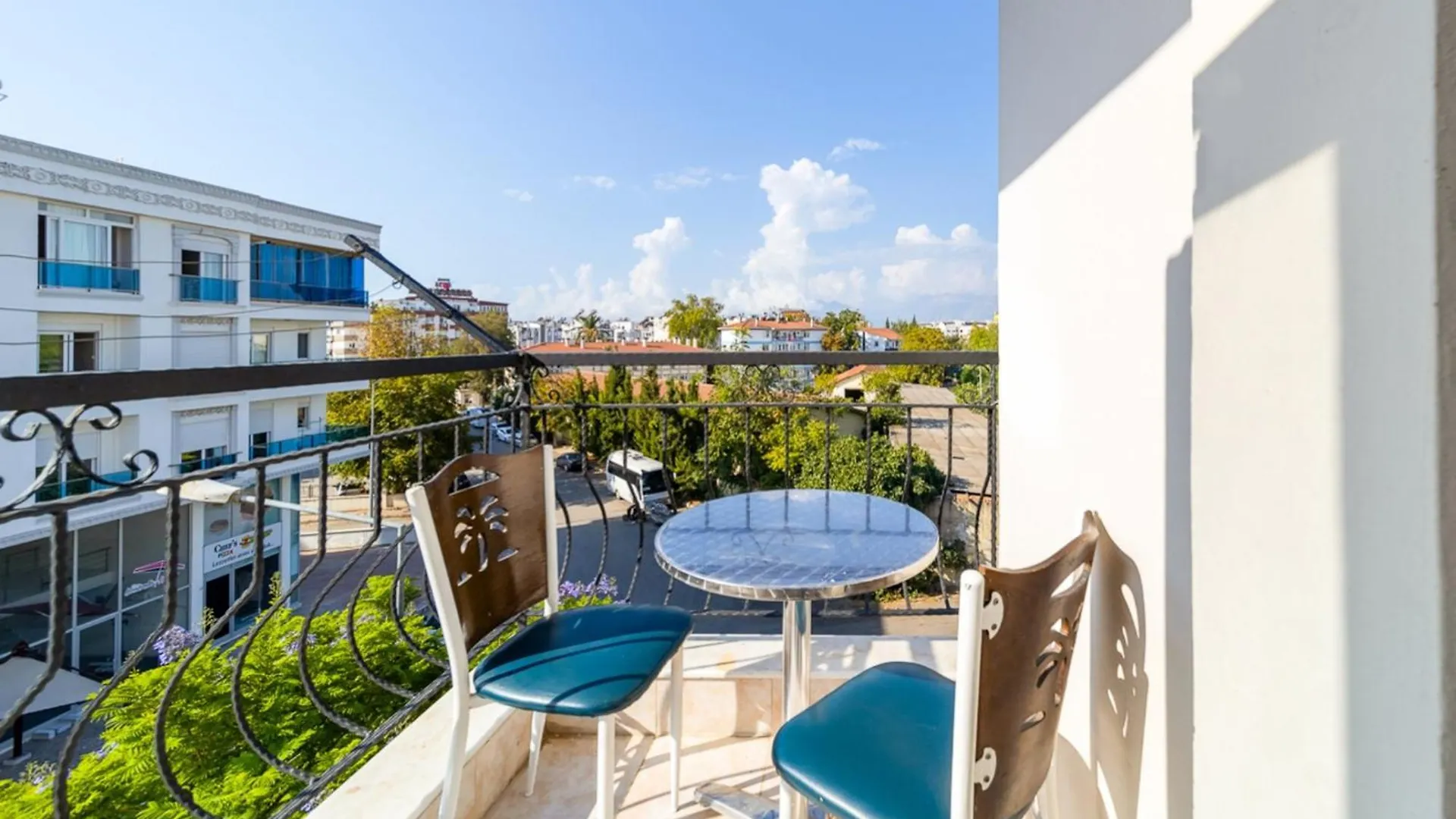 Central Flat W Balcony 10 Min To Hadrian Gates location